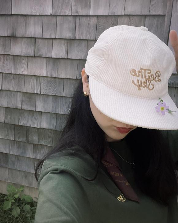 Theo đó, cô diện loạt trang phục Be The Sky và khoe nhan sắc vô cùng tươi tắn, rạng rỡ. Có thể thấy, ở thời điểm hiện tại, ngoại hình của nữ diễn viên độc quyền ngày càng thăng hạng rõ rệt. Qua đó, nhiều người cũng dành lời khen cho Hải Tú với nhan sắc xịn xò hiện tại.