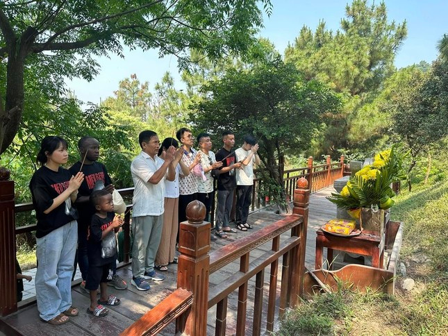 "Cậu bé châu Phi" nổi tiếng cùng Quang Linh vlog du lịch Việt Nam ảnh 3