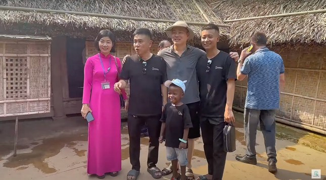 "Cậu bé châu Phi" nổi tiếng cùng Quang Linh vlog du lịch Việt Nam ảnh 2