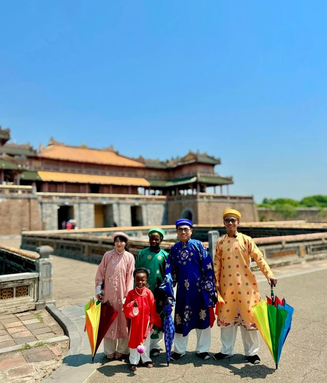 "Cậu bé châu Phi" nổi tiếng cùng Quang Linh vlog du lịch Việt Nam ảnh 4