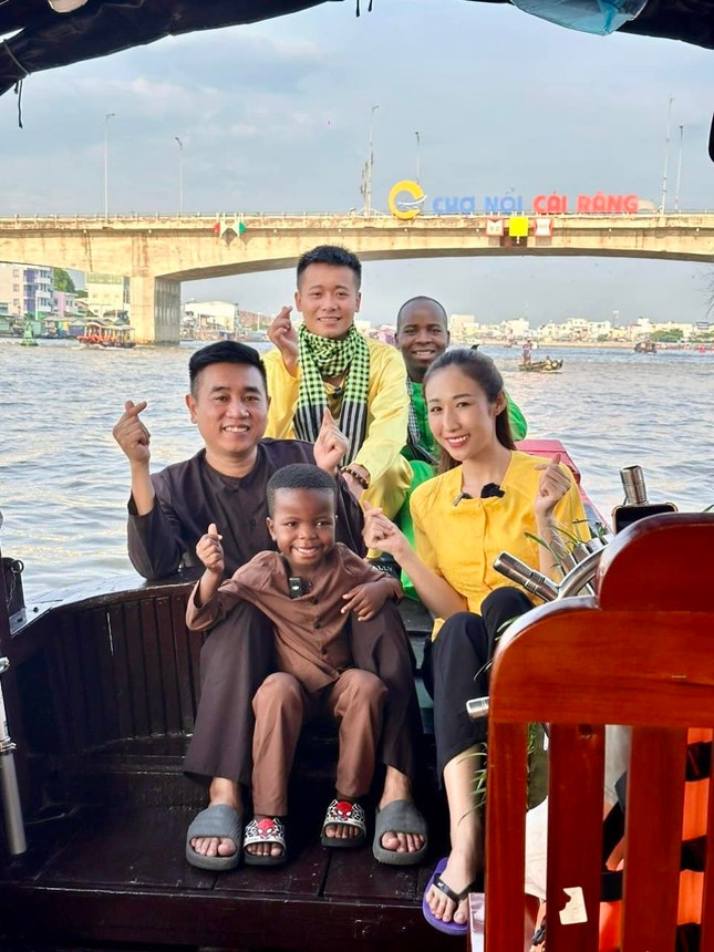 "Cậu bé châu Phi" nổi tiếng cùng Quang Linh vlog du lịch Việt Nam ảnh 7
