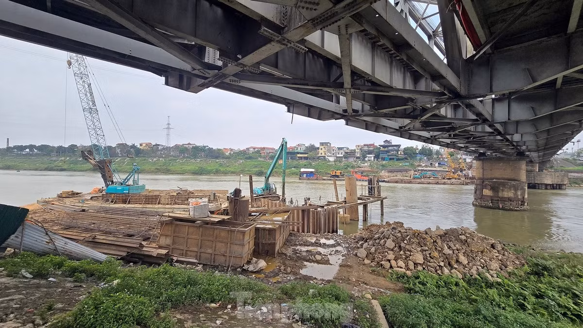 Trong đó, hạng mục cầu đường sắt và đường dẫn dài 1 km; tim cầu cách tim cầu Đuống cũ về phía thượng lưu khoảng 16,5 m, trùng vị trí dự kiến đầu tư xây dựng đường sắt đô thị Hà Nội tuyến số 1.