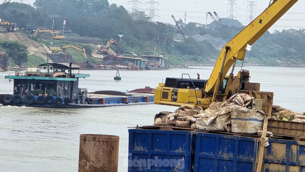 Hạng mục cầu đường bộ và đường dẫn gồm tuyến chính dài 700 m và nút giao hai đầu cầu; tim cầu cách tim cầu Đuống cũ khoảng 100 m về phía hạ lưu. Việc thi công xây dựng cầu mới song song với việc đảm bảo lưu thông an toàn cho tàu thuyền qua lại.