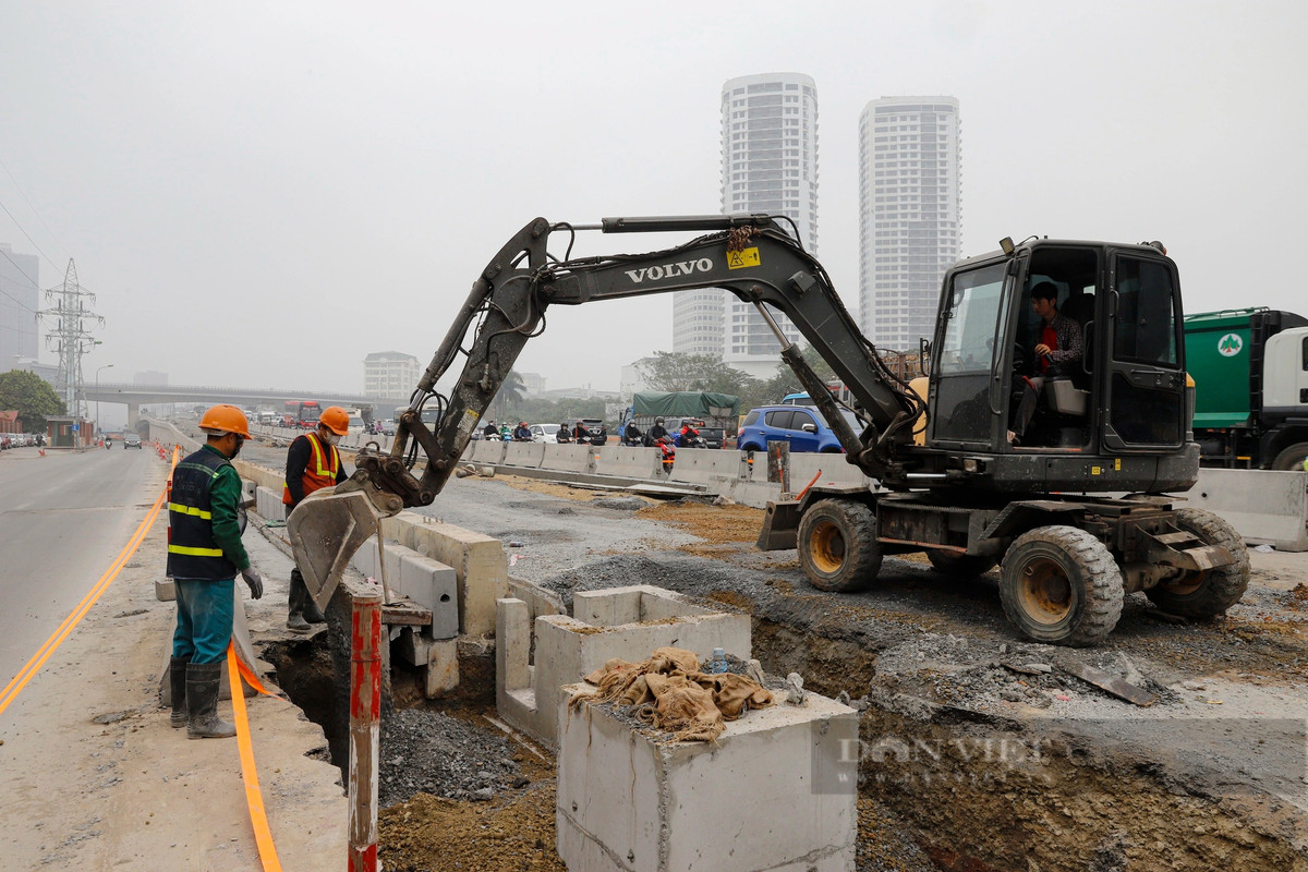 Phía hai đầu cầu, máy móc, công nhân đang thi công một số hạng mục còn lại của đoạn đường dẫn.