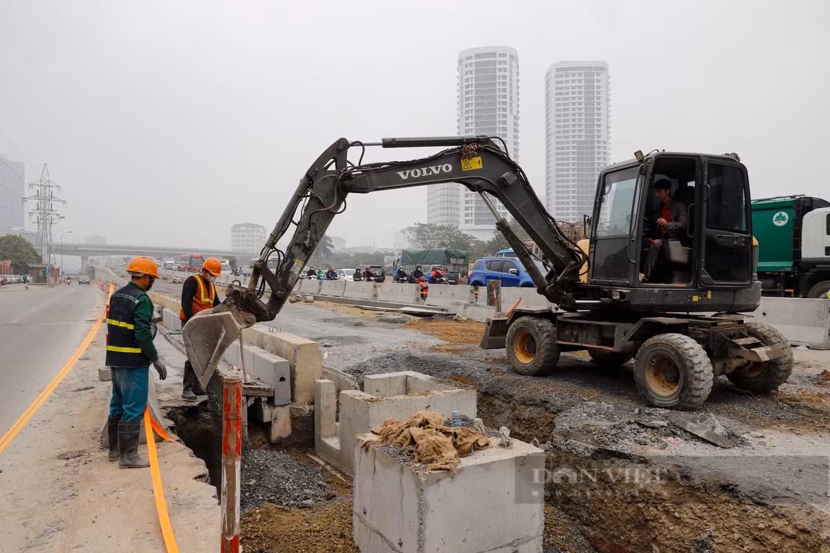 Phía hai đầu cầu, máy móc, công nhân đang thi công một số hạng mục còn lại của đoạn đường dẫn.