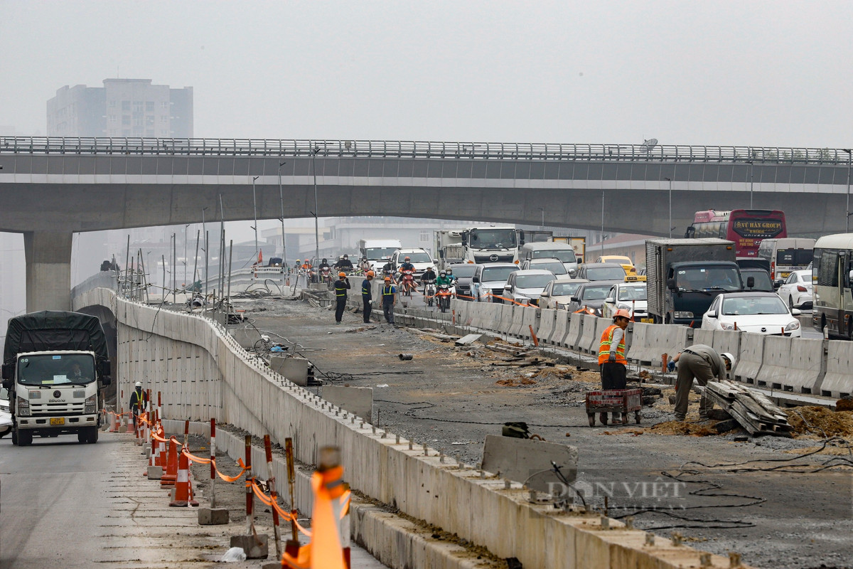 Hiện tại, nhà thầu đang khẩn trương hoàn thiện những công việc cuối như lắp đặt hệ thống lan can cầu, thảm nhựa mặt cầu, lắp hệ thống đèn chiếu sáng.