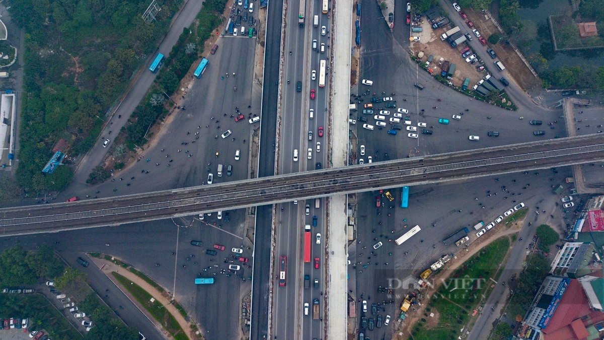 Trong ảnh, 2 cầu vượt đô thị chạy song song cạnh cầu vượt Mai Dịch, phía trên là tuyến đường sắt trên cao Nhổn - ga Hà Nội.