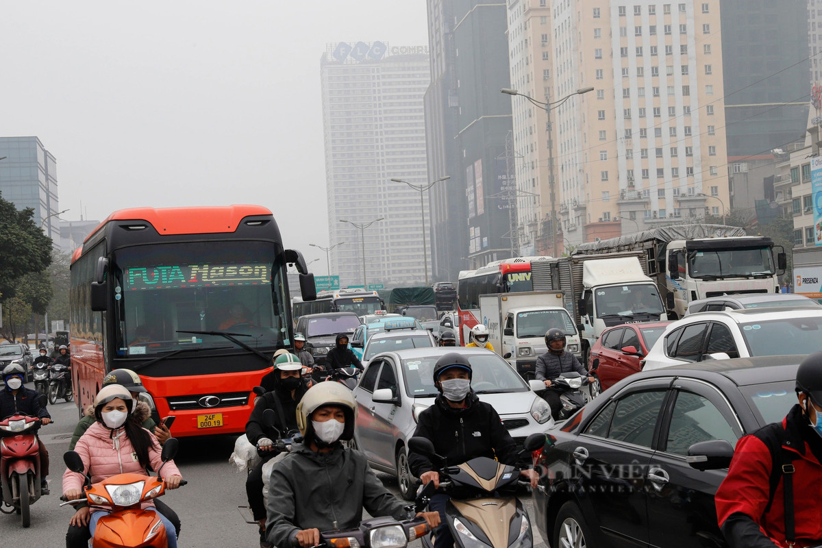 Việc tổ chức lại giao thông đã khiến đường dẫn lên cầu vượt Mai Dịch thường xuyên ùn tắc bất kể không phải giờ cao điểm.