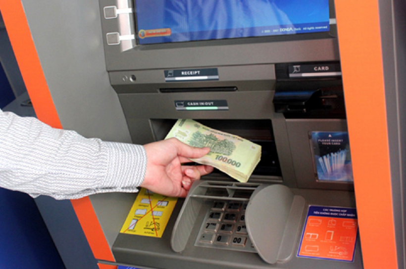 Một cây ATM có bao nhiêu tiền? Mot cay ATM co bao nhieu tien?