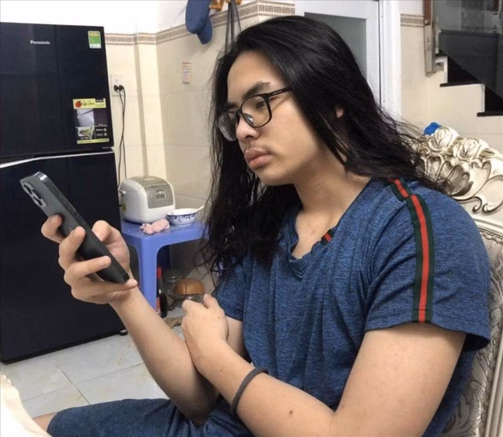 Con trai Cat Phuong gay soc voi ngoai hinh la lam, nuoi toc dai-Hinh-4