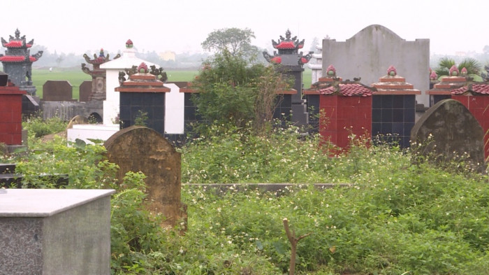 Nếu di dời mộ tổ tiên đi nơi khác vào thời điểm này có thể dẫn đến vận may gia đình bị suy giảm, thậm chí ảnh hưởng đến sự phát triển cá nhân. Chính vì điều này mà có câu “Không dời mộ, mười lần chín lần sẽ thua”. Bất kể câu này đúng hay sai, vẫn khuyến cáo mọi người cố gắng không di chuyển mộ tổ tiên.