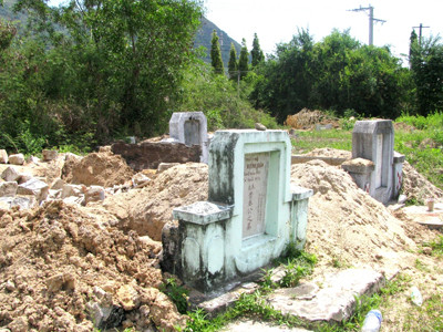 Quá trình chôn cất còn bao gồm nhiều phong tục, kiêng kỵ trong mắt thế hệ cũ, phong thủy của một nơi ảnh hưởng trực tiếp đến sự hưng thịnh của gia đình và vận mệnh cá nhân.