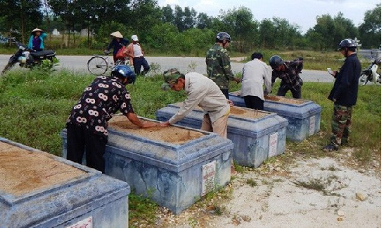 Dưới ảnh hưởng của quan niệm này, nhiều người rất coi trọng việc lựa chọn nghĩa địa. Khi người già trong gia đình qua đời, họ sẽ đặc biệt nhờ thầy phong thủy chọn nơi chôn cất phù hợp cho họ. Ngoài việc chọn địa điểm chôn cất, một số gia đình còn phải di chuyển mộ.