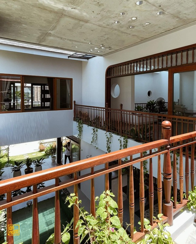 Công năng sử dụng là 1 phòng ngủ master, 3 phòng ngủ phụ, không gian thiền, phòng khách, bếp, phòng thờ, hồ bơi, sân vườn và các không gian sinh hoạt chung. Toàn bộ các không gian đều định hướng mở, các góc nhìn hướng ra sân vườn để kết nối cuộc sống với thiên nhiên.