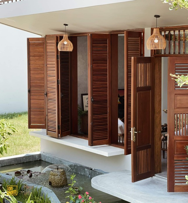 Các khối công trình được sắp xếp chồng chéo để biến ánh sáng vào nhà trở thành ánh sáng gián tiếp và gió tự nhiên có lối vào - ra. Sự chuyển tiếp không gian nhiều chiều từ trong ra ngoài và từ trên xuống dưới, sự liên kết giữa không gian chung và riêng được đội ngũ kiến trúc sư nhấn mạnh bằng hệ cửa gỗ lá sách. Điều này không chỉ có tác dụng phân chia riêng tư cho từng khu vực mà còn có tác dụng đối lưu không khí, không để cho không khí ở trạng thái tĩnh.