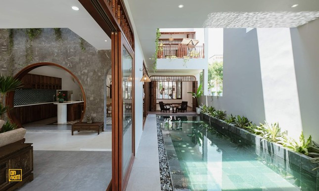 Bám sát tinh thần kiến trúc mang âm hưởng Á Đông cùng tinh thần Phật giáo và thiền định, kiến trúc sư ưu tiên sử dụng những vật liệu tự nhiên truyền thống mang năng lượng chữa lành cùng những không gian đóng mở tinh tế đan xen cây xanh, vừa phù hợp với khí hậu nhiệt đới vừa mang lại cảm giác thoải mái và bình yên.