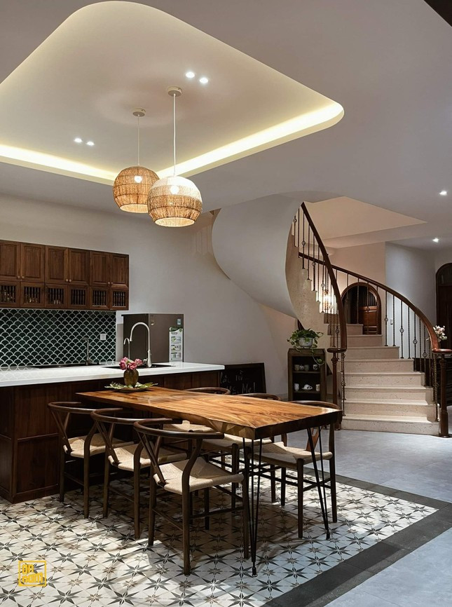 Tổng thể công trình là một bài toán chuyển tiếp về không gian: bên ngoài, trung gian và bên trong. Lớp áo bao bọc phần không gian trung gian khiến cho các tác động của môi trường được kiểm soát, nó như một mái vòm lớn che chắn an toàn và cây xanh vẫn có thể phát triển tốt bên trong đó.