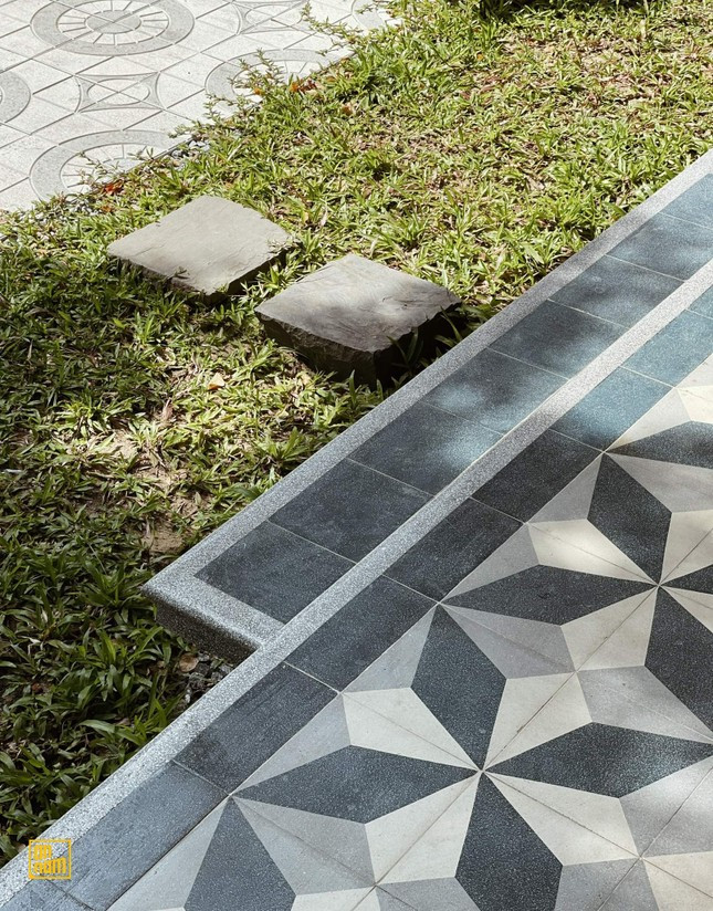 Nội thất của căn nhà được thiết kế theo phong cách indochine đan xen với vật dụng trang trí thô mộc như gỗ tự nhiên, gạch bông,.. mang đến sự thanh lịch, sang trọng nhưng vẫn nhã nhặn, gần gũi và ấm cúng.