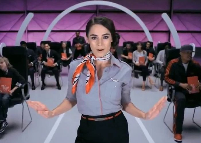 Ngoài ra, khăn lụa còn có vai trò truyền tải thông tin trong công việc của các tiếp viên. Trong những chuyến bay dài, tiếp viên cần duy trì liên lạc chặt chẽ với hành khách. Thông qua màu sắc và vị trí của khăn quàng cổ, tiếp viên hàng không có thể truyền tải những thông điệp khác nhau tới hành khách.