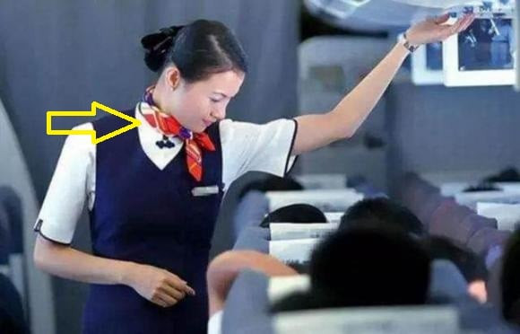 Khăn lụa mỏng và nhẹ có thể hút nước thừa khi độ ẩm cao, giữ cho tiếp viên luôn khô ráo; và trong môi trường lạnh, khăn lụa có thể được sử dụng như một biện pháp bảo vệ cổ, giúp tiếp viên hàng không được bảo vệ khỏi lạnh và gió.