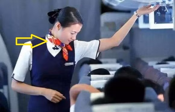 Khăn lụa mỏng và nhẹ có thể hút nước thừa khi độ ẩm cao, giữ cho tiếp viên luôn khô ráo; và trong môi trường lạnh, khăn lụa có thể được sử dụng như một biện pháp bảo vệ cổ, giúp tiếp viên hàng không được bảo vệ khỏi lạnh và gió.