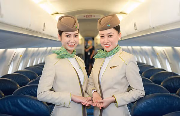 Những chiếc khăn lụa mà tiếp viên đeo với màu sắc nhẹ nhàng, hình dáng trang nhã mang đến sự yên bình, thoải mái cho hành khách. Nó không chỉ có thể che đi sự khác biệt về màu sắc trên cổ của tiếp viên hàng không và làm cho hình ảnh tổng thể hài hòa, thống nhất hơn mà còn truyền tải hình ảnh gần gũi và chuyên nghiệp, khiến hành khách cảm thấy thoải mái và tin cậy.