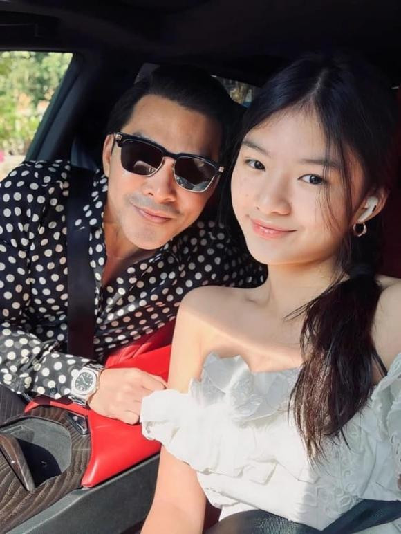 Con gai Truong Ngoc Anh cao vuot troi, dung mao xinh dep