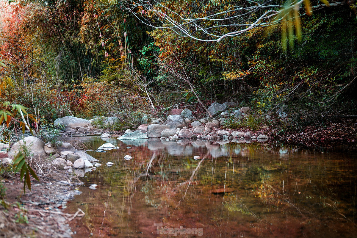 Lãng mạn suối Đá Bàn mùa khô hạn. Do là mùa khô nên mực nước xuống thấp, chính vì thế du khách có nhiều không gian hơn trên các tảng đá.