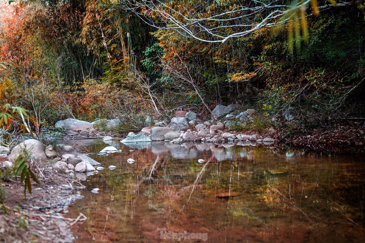 Lãng mạn suối Đá Bàn mùa khô hạn. Do là mùa khô nên mực nước xuống thấp, chính vì thế du khách có nhiều không gian hơn trên các tảng đá.