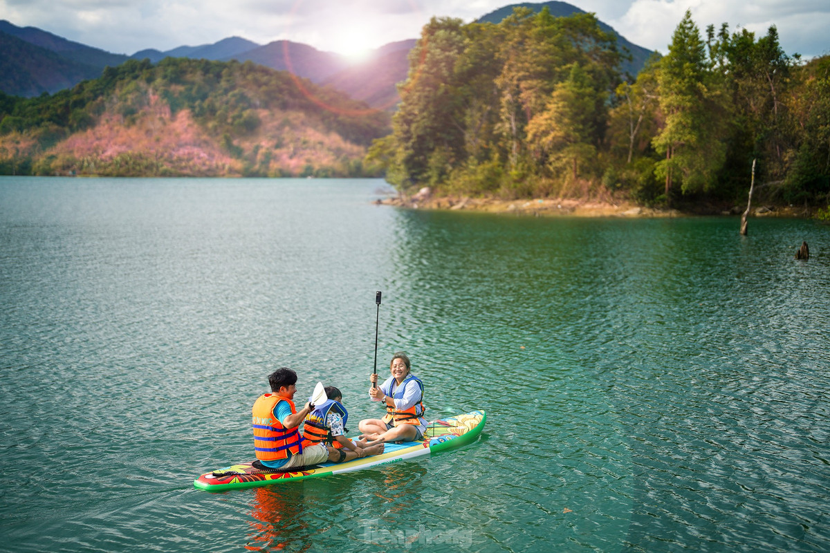 Quay trở lại với hồ Đa Mi, du khách có thể bơi thuyền SUB ngắm hoàng hôn. Tuy nhiên, hồ khá sâu nên du khách phải cẩn thận khi đi cùng trẻ em. Tuy nhiên, chính vì độ sâu vài chục mét nên nước hồ mát lạnh ở độ sâu hơn 1m, có thể cảm nhận rõ ở hai chân nếu ngâm cả người.