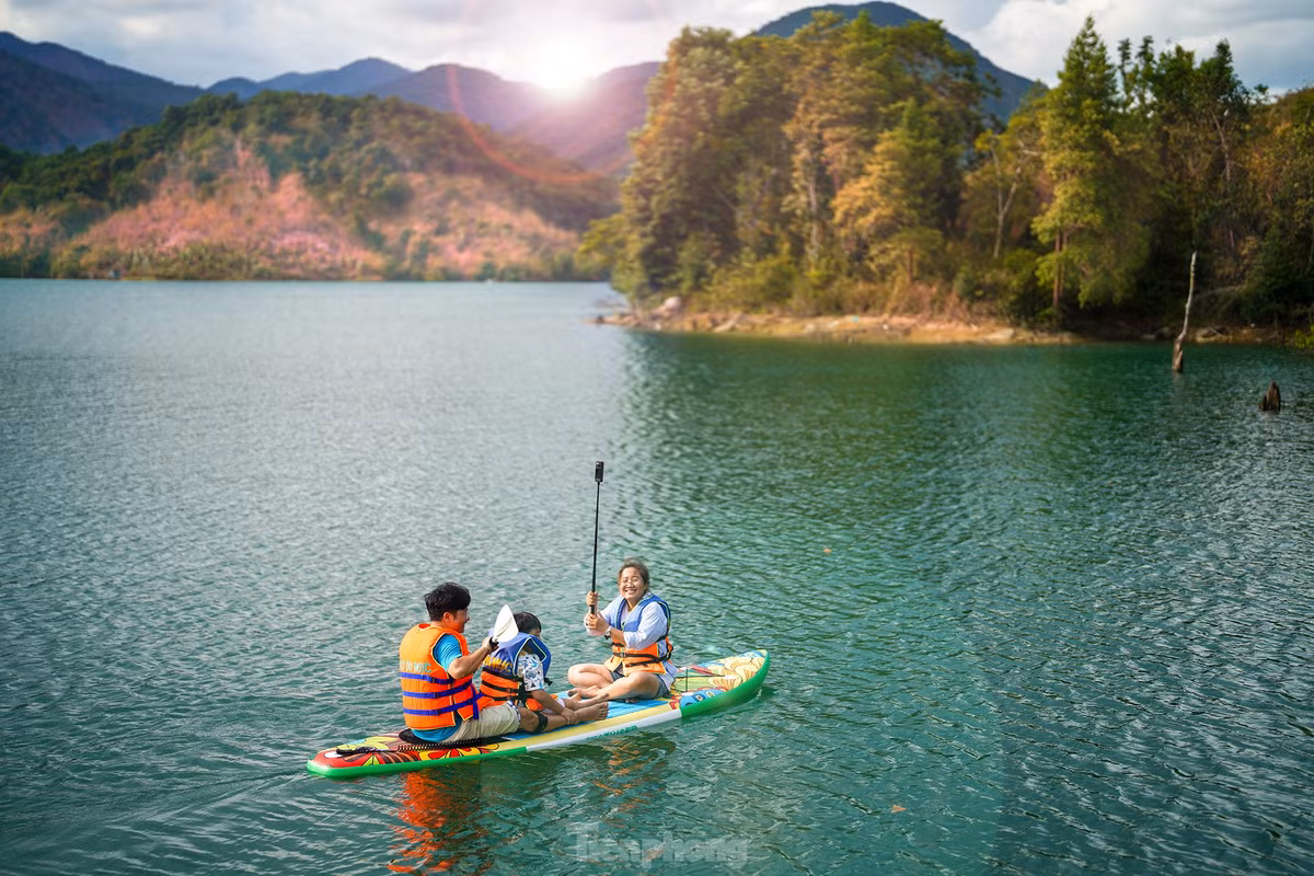 Quay trở lại với hồ Đa Mi, du khách có thể bơi thuyền SUB ngắm hoàng hôn. Tuy nhiên, hồ khá sâu nên du khách phải cẩn thận khi đi cùng trẻ em. Tuy nhiên, chính vì độ sâu vài chục mét nên nước hồ mát lạnh ở độ sâu hơn 1m, có thể cảm nhận rõ ở hai chân nếu ngâm cả người.