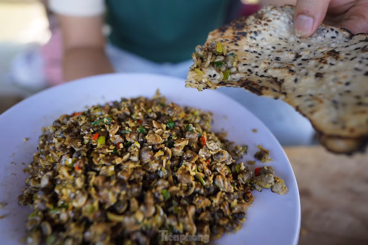 Độc đáo hơn chính là trải nghiệm bơi thuyền SUB đi mò hến. Phần chế biến món hến xúc bánh tráng sẽ được đội hỗ trợ trên đảo Du Mục thực hiện.