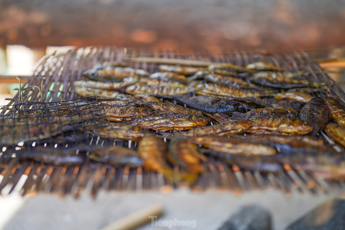 Dọc tuyến đường đi bộ xuyên rừng, du khách có thể dừng nghỉ, ngâm chân hoặc có thể thưởng thức món cá suối nướng của người dân địa phương trong các lán trại. Cung đường này chưa được khai thác nhiều nên có những đoạn du khách phải leo trèo mới có thể vượt qua.