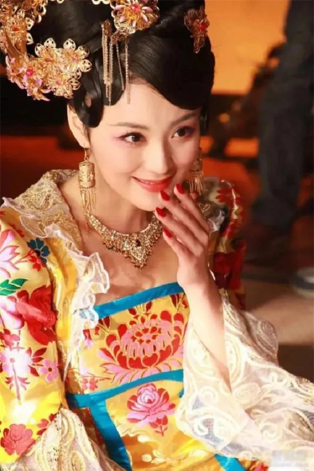 Hoang hau toa mui thom nhu Ham Huong la ai?