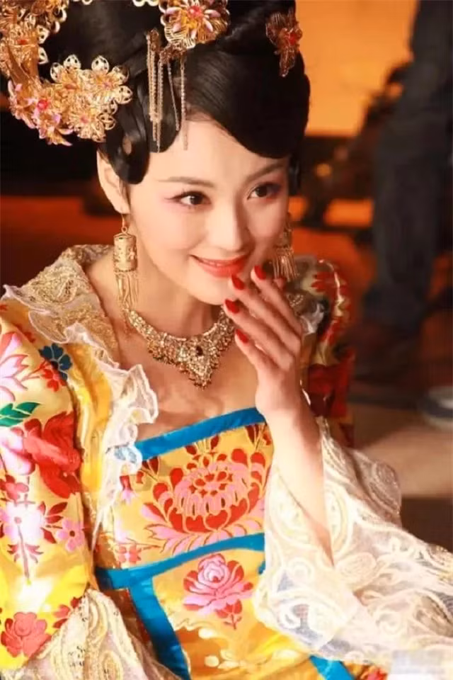 Hoang hau toa mui thom nhu Ham Huong la ai?