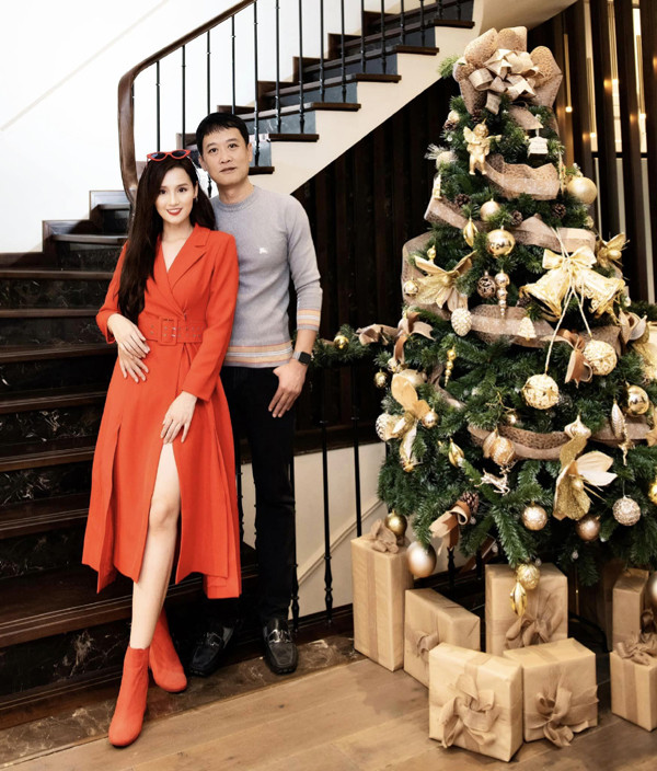 br/> Hơn chục năm sau ngày cưới, cặp đôi hiện tại có một gia tài đáng ngưỡng mộ. Nữ diễn viên từng chia sẻ, cô và ông xã đều có sở thích đầu tư bất động sản. Vì vậy, gia đình cô sở hữu nhiều biệt thự, chung cư trải từ Nam ra Bắc. Trong số đó phải kể đến căn biệt thự đẹp như mơ, có diện tích sàn 450m2 và 150m2 sân vườn, nằm ở nơi có giá đất cao nhất nhì tại Hà Nội với view nhìn ra hồ. Vợ chồng nữ diễn viên mua căn biệt thự với giá 2 triệu USD (khoảng 48 tỷ) và mất gần 2 năm sửa chữa như ý.