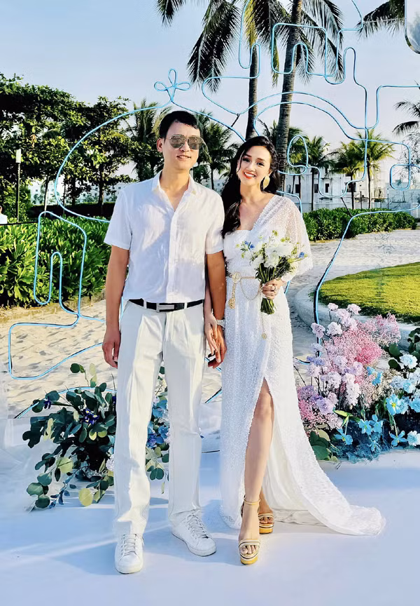 br/> Ngoài ra, Lã Thanh Huyền còn sở hữu nhiều xế hộp đắt giá cùng bộ sưu tập hàng hiệu không thua kém bất cứ người đẹp nào trong showbiz. Không chỉ túi xách và giày dép, người đẹp còn có sở thích sưu tập kính, đồng hồ hàng hiệu. Đặc biệt, cô từng chia sẻ trên Vietnamnet việc sở hữu bộ trang sức kim cương trị giá lên tới khoảng 100 tỷ đồng. Trong đó chiếc nhẫn kim cương đắt giá nhất nặng 20 carat có giá 1 triệu USD (khoảng 24 tỷ đồng).