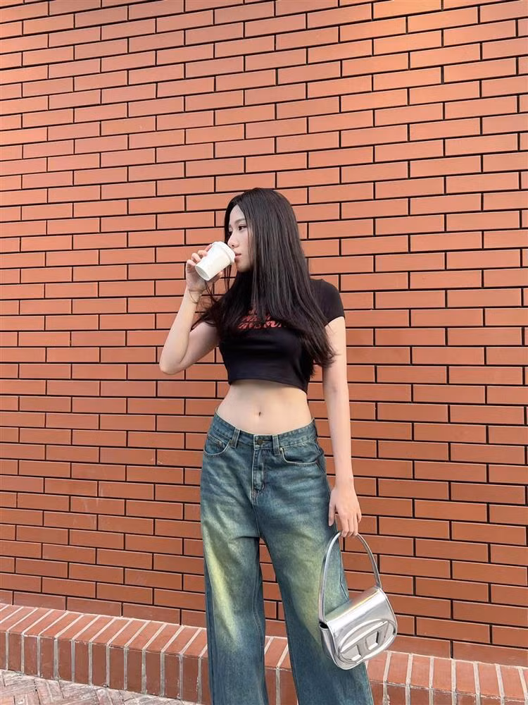 Được biết, thời gian qua em gái Trấn Thành đã nỗ lực giảm cân. Chính cô nàng đã từng chia sẻ, bản thân phải tuân thủ một chế độ ăn uống khoa học để giảm tới 12kg trước khi làm nữ chính của phim.