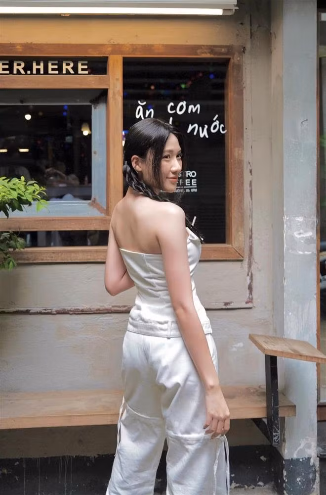 Uyển Ân là một trong những sao nữ được đánh giá là có gu thời trang ổn định. Không sở hữu những món đồ hiệu đắt đỏ nhưng tủ đồ của cô cũng khá sang trọng.