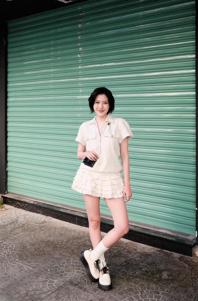 ên cạnh đó, Uyển Ân cũng không ngần ngại thử sức mình ở nhiều phong cách khác nhau từ nhẹ nhàng, thanh lịch...