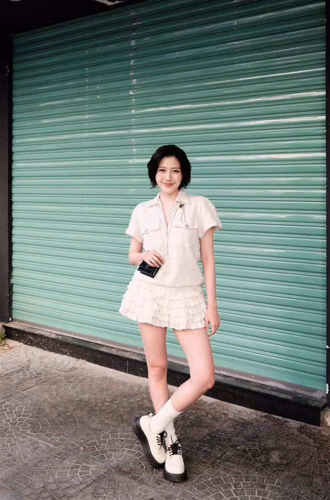 Bên cạnh đó, Uyển Ân cũng không ngần ngại thử sức mình ở nhiều phong cách khác nhau từ nhẹ nhàng, thanh lịch...