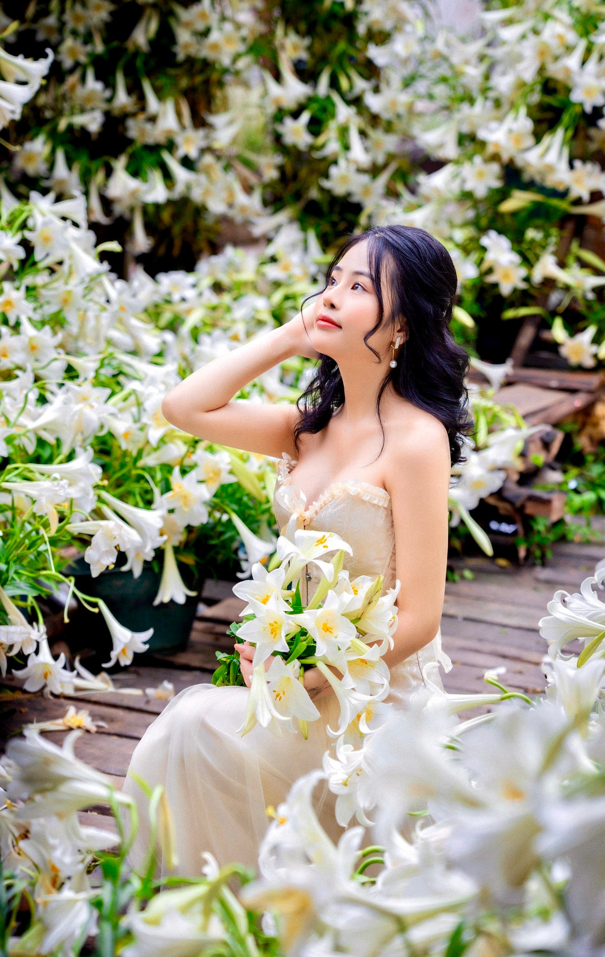 Người Hà Nội hay du khách đến thủ đô vào thời điểm này đều nhận ra nét đặc trưng của Hà Nội chính là sắc trắng của hoa loa kèn. Loài hoa đi vào thơ ca, nhạc, họa, đặc biệt với bức tranh "Thiếu nữ bên hoa huệ" của cố họa sĩ Tô Ngọc Vân