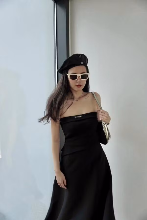 Midu còn uống nước ép cần tây tươi mỗi ngày để làm đẹp từ sâu bên trong. Không chỉ có Midu, nhiều người đẹp Vbiz khác cũng yêu thích loại rau này vì mang đến vô vàn lợi ích. Rất nhiều người tỏ vẻ kinh ngạc vì không ngờ Midu dùng những nguyên liệu quen thuộc và đơn giản như vậy để giảm cân, giữ dáng và làm đẹp.