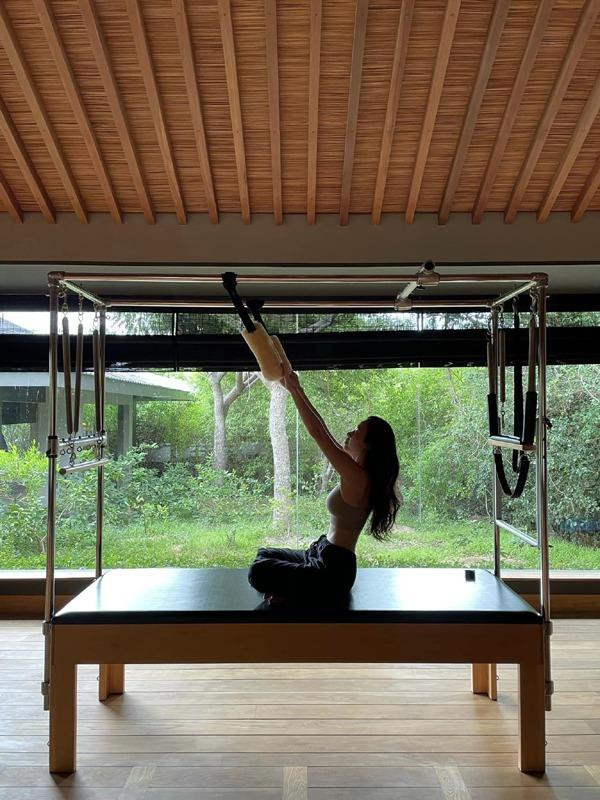 hờ vậy, cơ thể Midu luôn săn chắc và mảnh mai "cân" được nhiều outfit khác nhau.