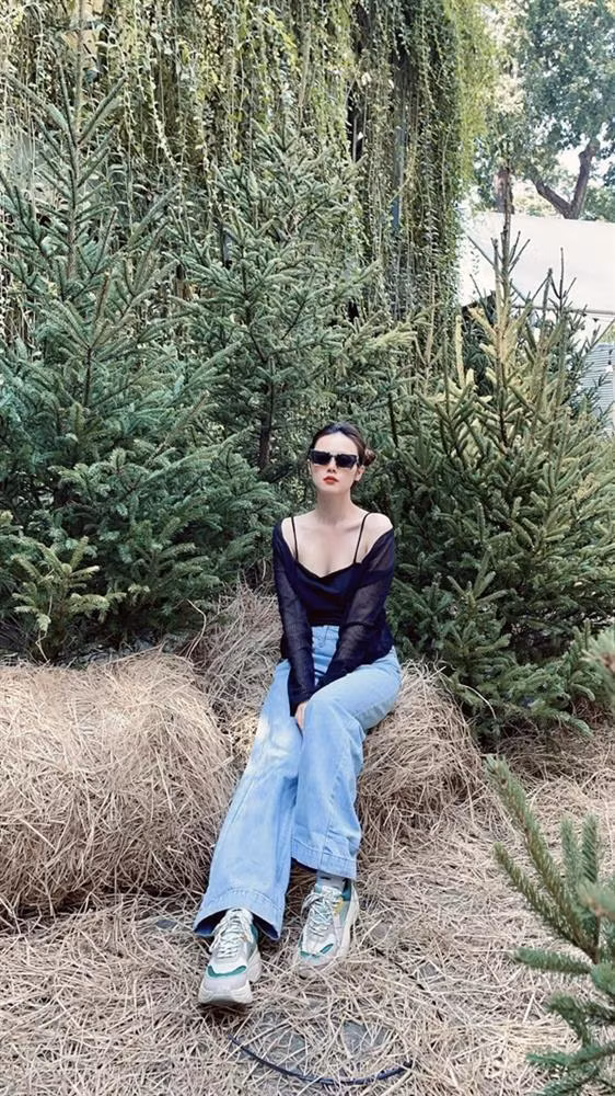 Ngoài tập thể dục, cô còn ăn uống khoa học để giữ vòng eo đẹp.