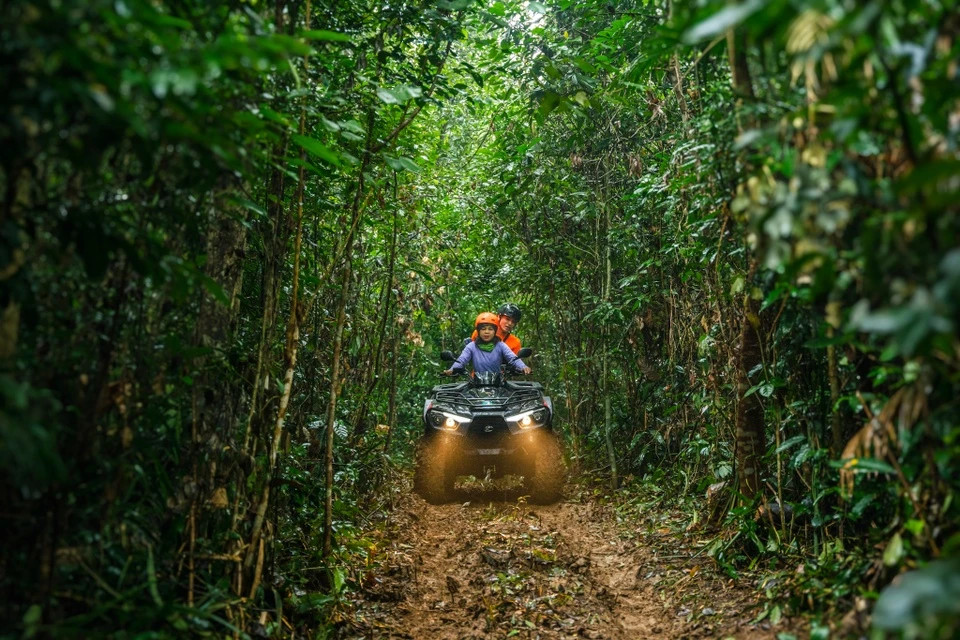 Du khách đến với Tân Hóa bày tỏ sự yêu thích trải nghiệm du lịch cộng đồng, từ đó khám phá thêm văn hóa và đời sống của người dân tại nơi được mệnh danh là “vùng rốn lũ”. Ngoài nghỉ ngơi tại những căn homstay nhà phao, du khách cũng được tham gia các hoạt động du lịch khác như tham quan hang hang động, đi xe môtô địa hình ATV trong rừng hoặc ăn tối với gia đình người bản địa. Ảnh: Oxalis.