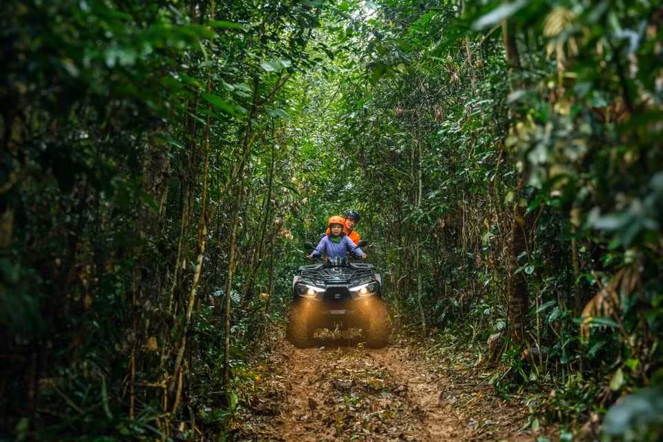 Du khách đến với Tân Hóa bày tỏ sự yêu thích trải nghiệm du lịch cộng đồng, từ đó khám phá thêm văn hóa và đời sống của người dân tại nơi được mệnh danh là “vùng rốn lũ”. Ngoài nghỉ ngơi tại những căn homstay nhà phao, du khách cũng được tham gia các hoạt động du lịch khác như tham quan hang hang động, đi xe môtô địa hình ATV trong rừng hoặc ăn tối với gia đình người bản địa. Ảnh: Oxalis.