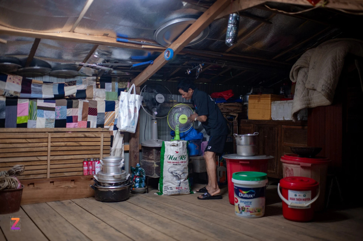 Gia đình 3 thế hệ của ông Trương Xuân Lương lại sinh hoạt thường nhật bên trong các nhà phao. Ông cho biết muốn tu sửa căn nhà chính của mình, song chỉ có thể xây dựng từng phần vì điều kiện không cho phép, vì vậy phải sử dụng thêm căn nhà phao để ở. Bên cạnh, các nhà phao khác của gia đình có diện tích vừa đủ để lưu trữ thực phẩm, các vật dụng quý và đủ cho cả nhà tránh lũ khi nước lên.