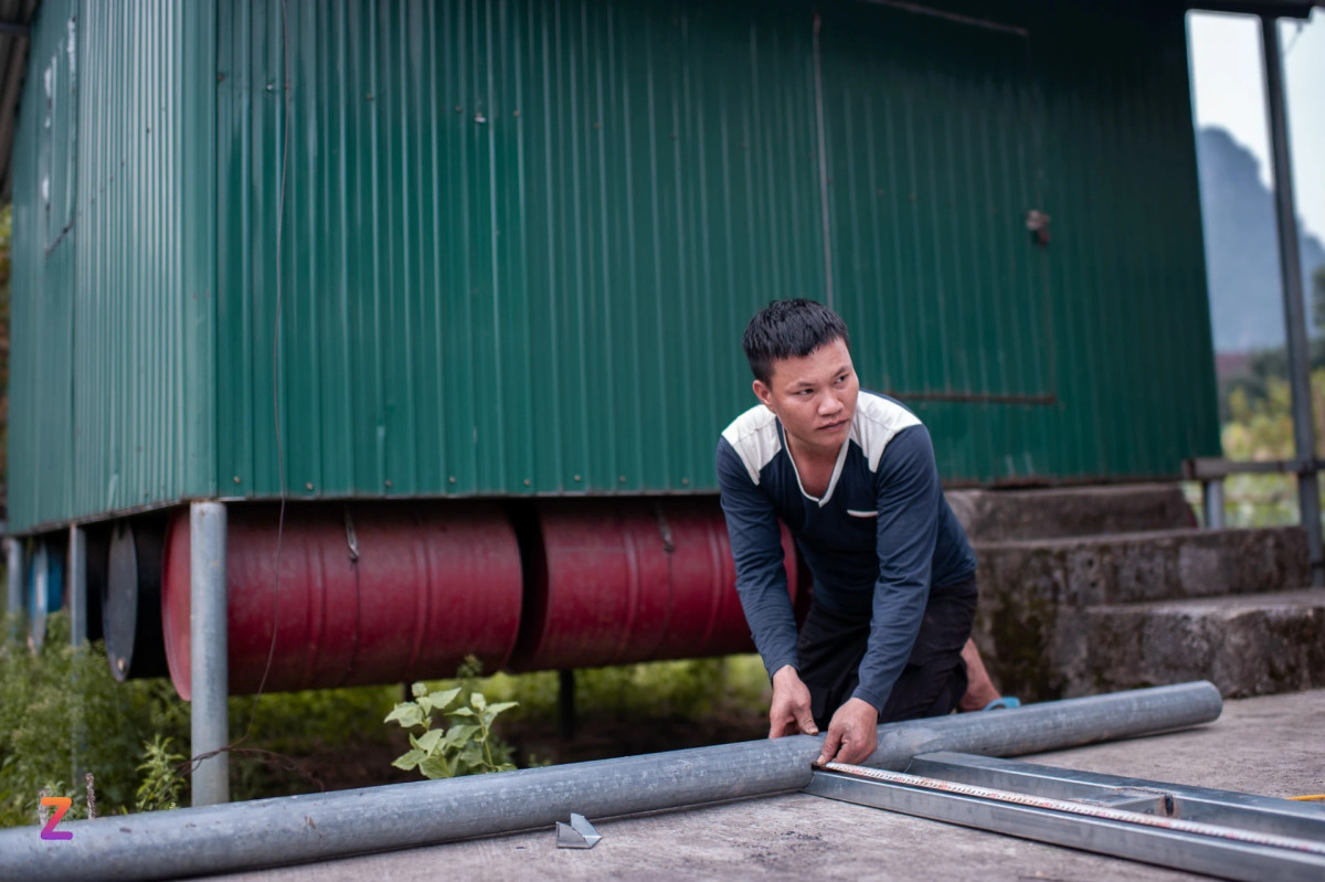 Đang thi công một căn nhà phao với diện tích 20 m2 để chuẩn bị cho mùa lũ năm nay, anh Trương Quý Tin cho biết: "Đã tận dụng nhiều nguyên liệu có sẵn, nhưng tôi dự tính vẫn phải bỏ ra 40 triệu đồng cho căn nhà phao này. Việc xây dựng những căn nhà phao ở đây cũng rất khó khăn vì những vật liệu như thùng phuy không có sẵn ở Tân Hóa, chúng tôi phải đặt mua từ thành phố Đồng Hới hoặc thị xã Ba Đồn".