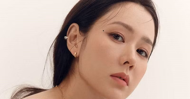  3. Nốt ruồi ở khu vực khóe mắt: Theo quan niệm Nhân tướng học, những cá nhân sở hữu nốt ruồi may mắn ở khu vực khóe mắt này nổi bật với khả năng kinh doanh thượng thừa, sự nhạy bén và tài năng vốn có, giúp họ tiến xa trên con đường sự nghiệp. 